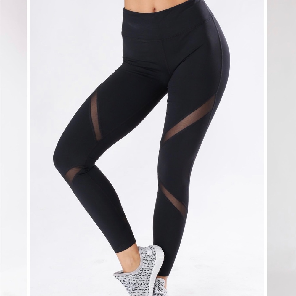 NWT Mono B cross mesh legging